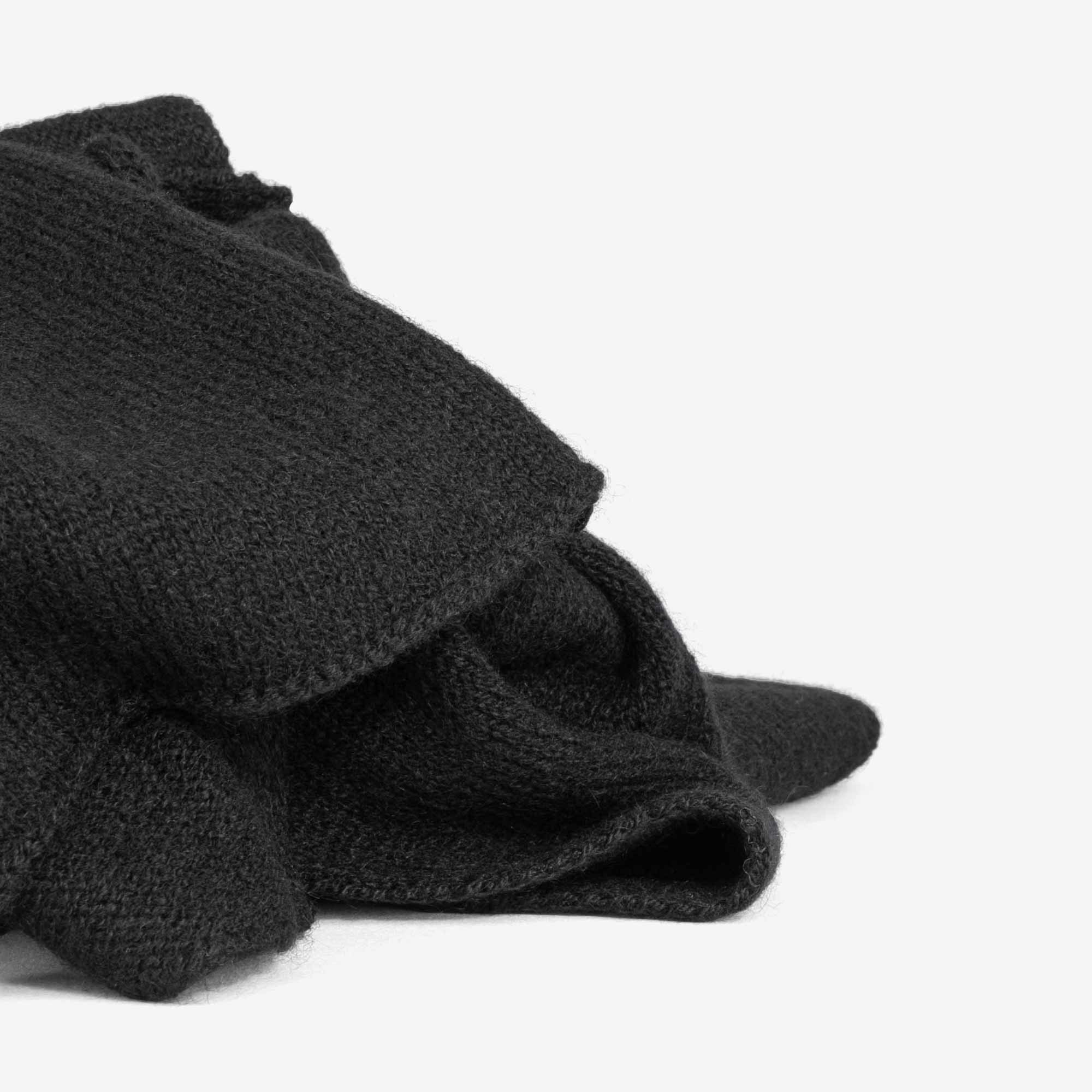 Bernardo-Small-Scarf-Cashmere-Black-4