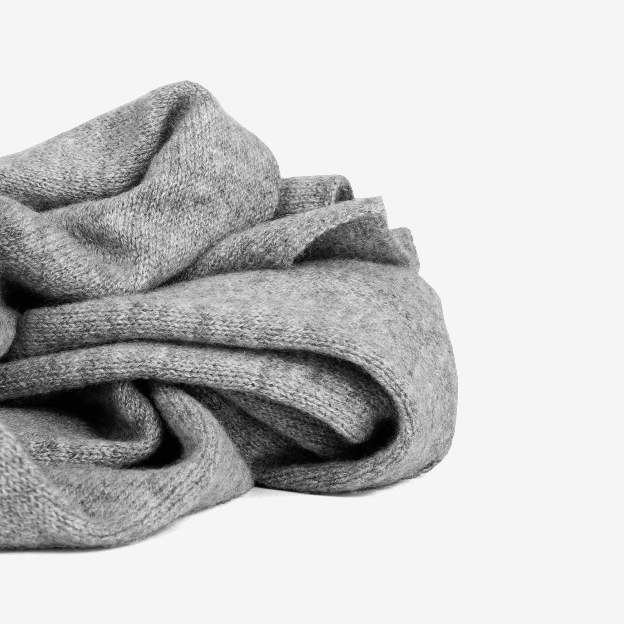 Mattia-Small-Scarf-Cashmere-Light-Grey-7